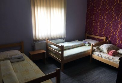 Hostel Grof Mrčajevci – Trokrevetne i jednokrevetne sobe, fotografija 1